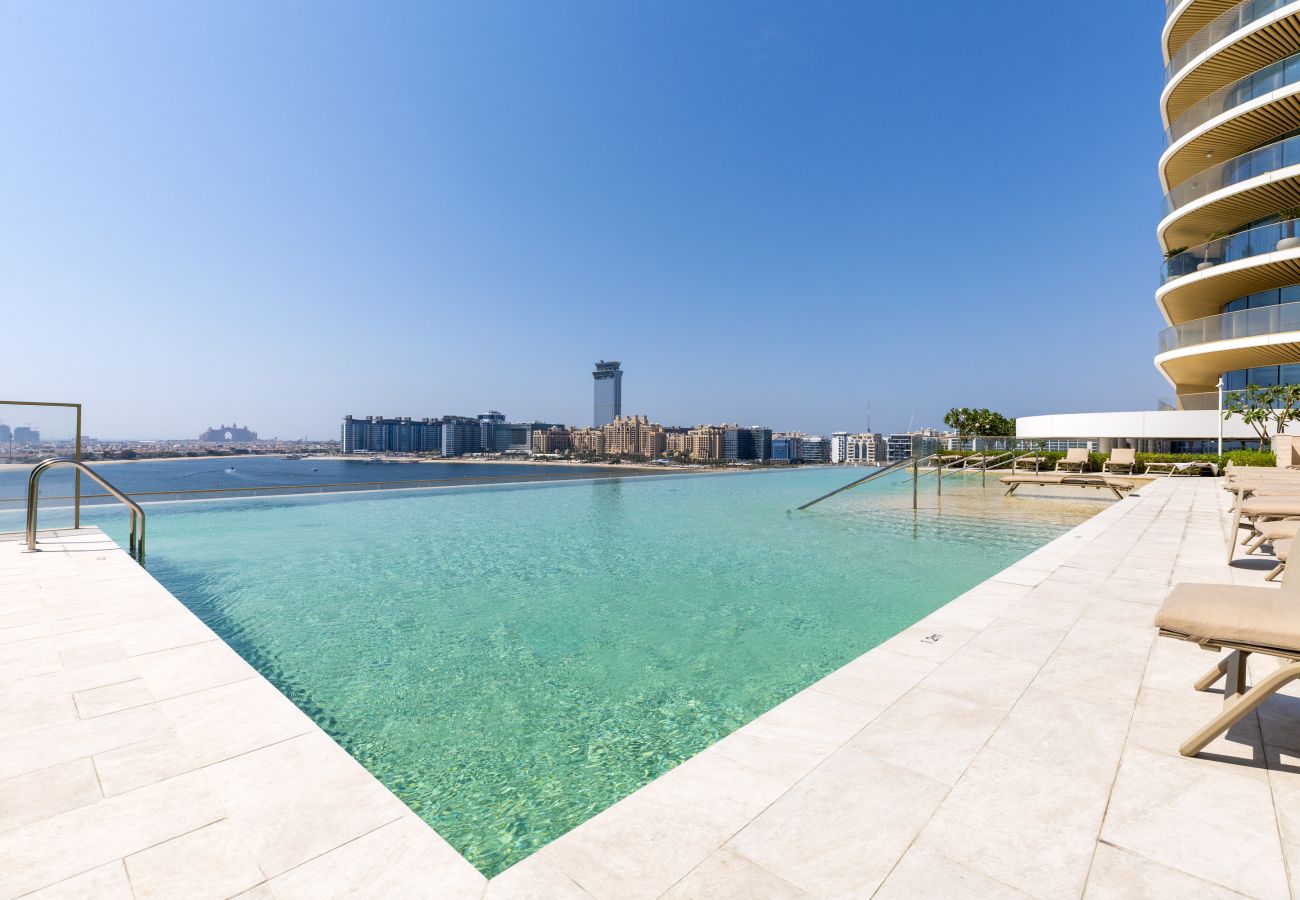 Apartment in Dubai - Coastal Living w/ Uninterrupted Sea & Palm Views 