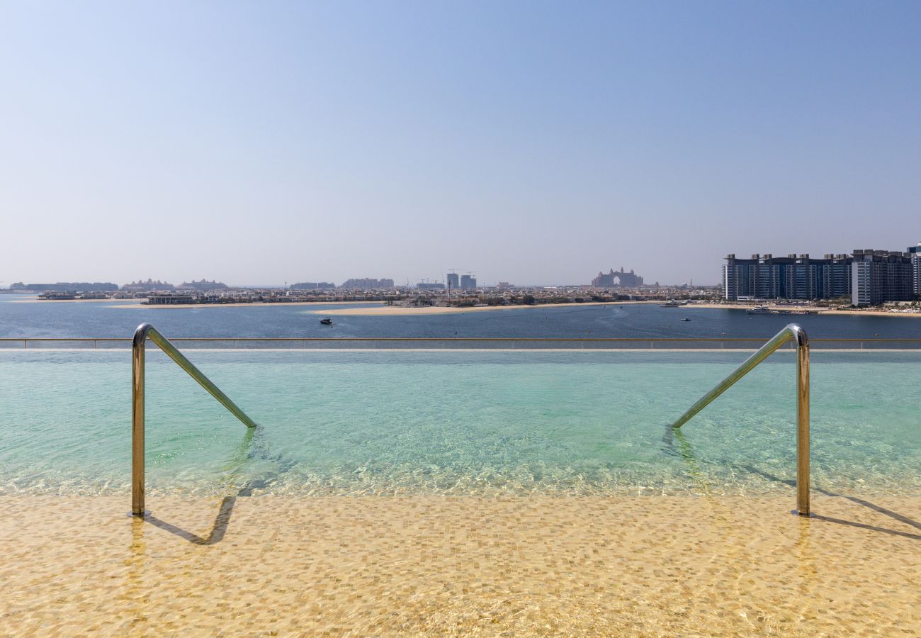 Apartment in Dubai - Coastal Living w/ Uninterrupted Sea & Palm Views 