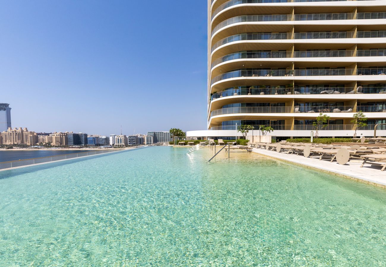 Apartment in Dubai - Coastal Living w/ Uninterrupted Sea & Palm Views 
