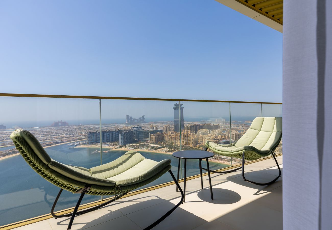 Experience coastal living in our exclusive holiday rental with uninterrupted sea and Palm Jumeirah views at Emaar Beachfront, Dubai. Your dream retrea