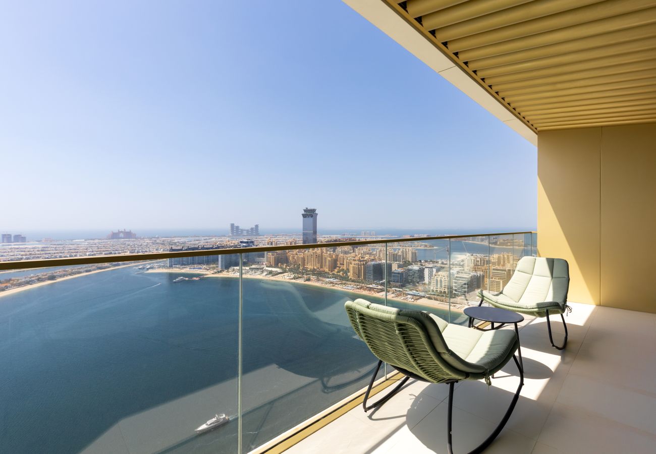 Apartment in Dubai - Coastal Living w/ Uninterrupted Sea & Palm Views 