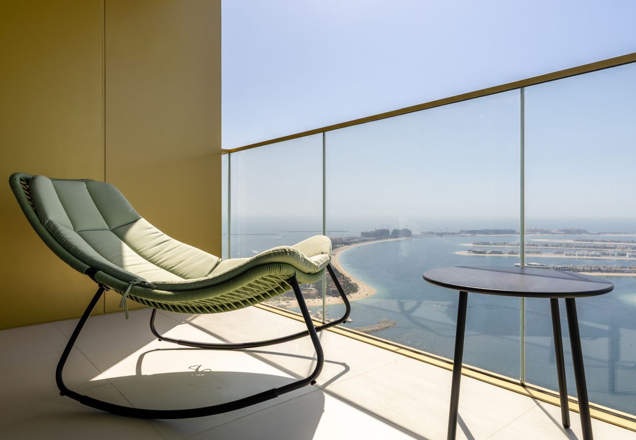 Apartment in Dubai - Coastal Living w/ Uninterrupted Sea & Palm Views 