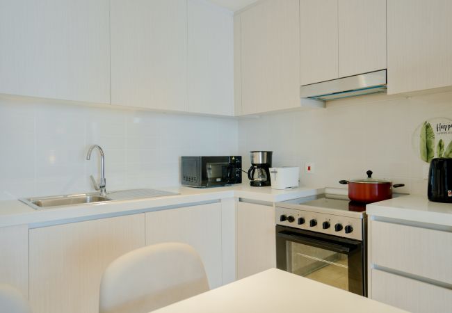 Apartment in Abu Dhabi - Modern Yas Island Escape w/ Peaceful Canal Views Apartment in Abu Dhabi - Modern Yas Island Escape w/ Peaceful Canal Views