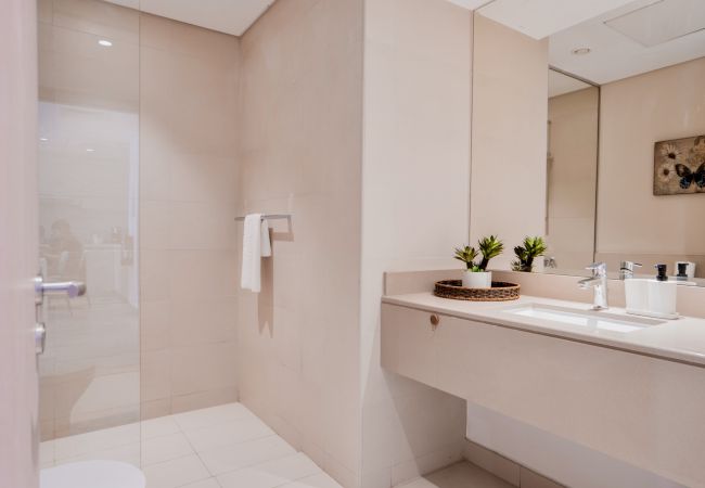 Apartment in Abu Dhabi - Modern Yas Island Escape w/ Peaceful Canal Views Apartment in Abu Dhabi - Modern Yas Island Escape w/ Peaceful Canal Views