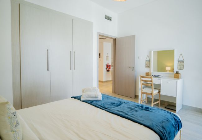 Apartment in Abu Dhabi - Modern Yas Island Escape w/ Peaceful Canal Views Apartment in Abu Dhabi - Modern Yas Island Escape w/ Peaceful Canal Views