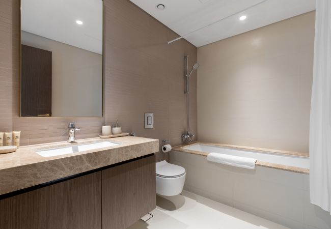 Apartment in Dubai - Waterfront Living w/ Unparalleled Sea & Palm Vws  Apartment in Dubai - Waterfront Living w/ Unparalleled Sea & Palm Vws