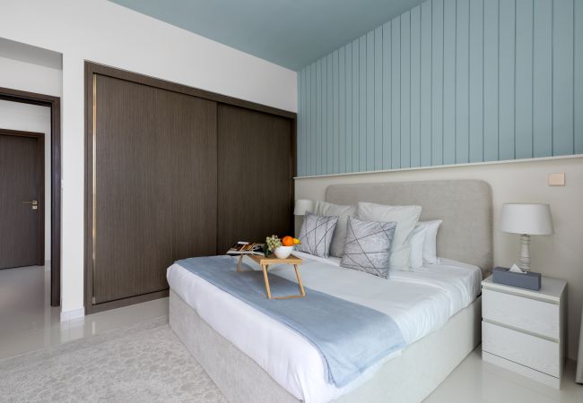 Apartment in Dubai - Waterfront Living w/ Unparalleled Sea & Palm Vws  Apartment in Dubai - Waterfront Living w/ Unparalleled Sea & Palm Vws