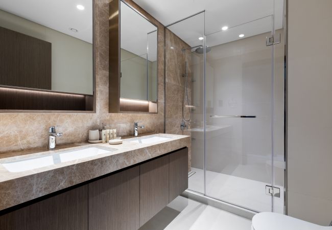 Apartment in Dubai - Waterfront Living w/ Unparalleled Sea & Palm Vws  Apartment in Dubai - Waterfront Living w/ Unparalleled Sea & Palm Vws