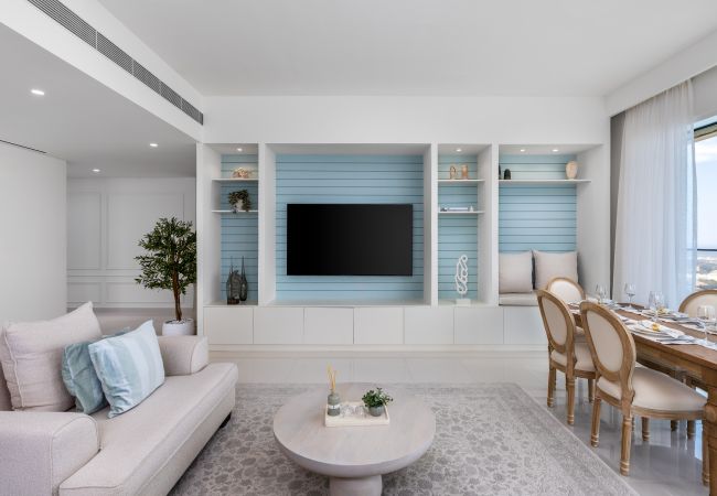 Apartment in Dubai - Waterfront Living w/ Unparalleled Sea & Palm Vws  Apartment in Dubai - Waterfront Living w/ Unparalleled Sea & Palm Vws