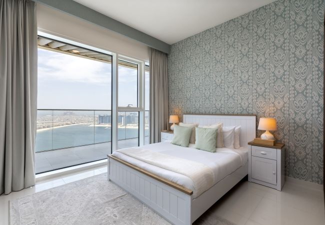 Apartment in Dubai - Waterfront Living w/ Unparalleled Sea & Palm Vws  Apartment in Dubai - Waterfront Living w/ Unparalleled Sea & Palm Vws
