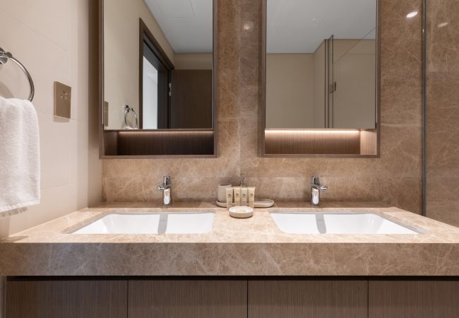 Apartment in Dubai - Waterfront Living w/ Unparalleled Sea & Palm Vws  Apartment in Dubai - Waterfront Living w/ Unparalleled Sea & Palm Vws