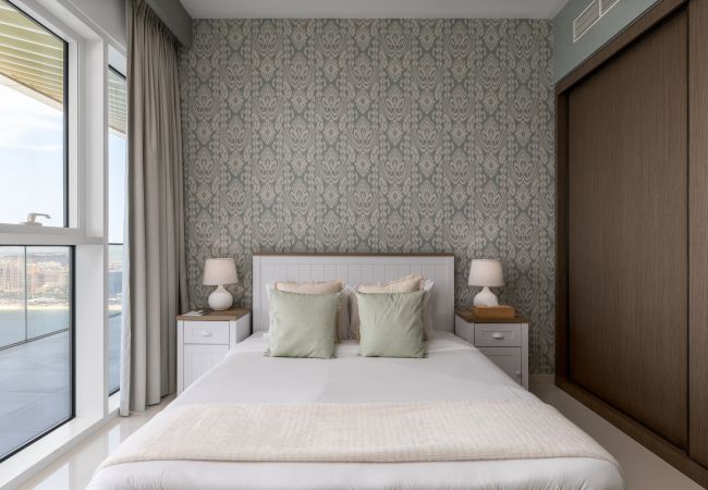 Apartment in Dubai - Waterfront Living w/ Unparalleled Sea & Palm Vws  Apartment in Dubai - Waterfront Living w/ Unparalleled Sea & Palm Vws