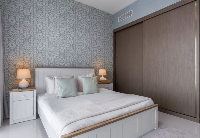 Apartment in Dubai - Waterfront Living w/ Unparalleled Sea & Palm Vws  Apartment in Dubai - Waterfront Living w/ Unparalleled Sea & Palm Vws