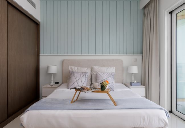 Apartment in Dubai - Waterfront Living w/ Unparalleled Sea & Palm Vws  Apartment in Dubai - Waterfront Living w/ Unparalleled Sea & Palm Vws