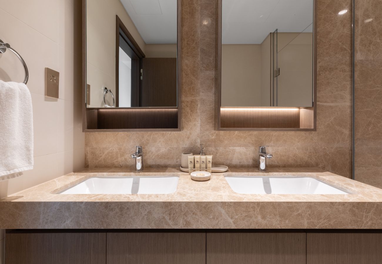 Apartment in Dubai - Waterfront Living w/ Unparalleled Sea & Palm Vws 