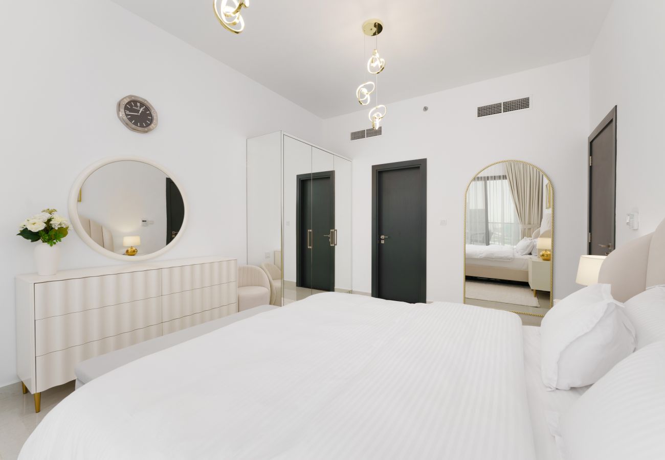Apartment in Dubai - Tranquil Escape w/ Balcony & High-End Facilities