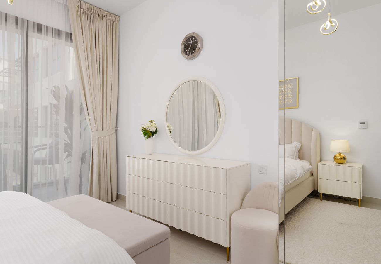 Apartment in Dubai - Tranquil Escape w/ Balcony & High-End Facilities