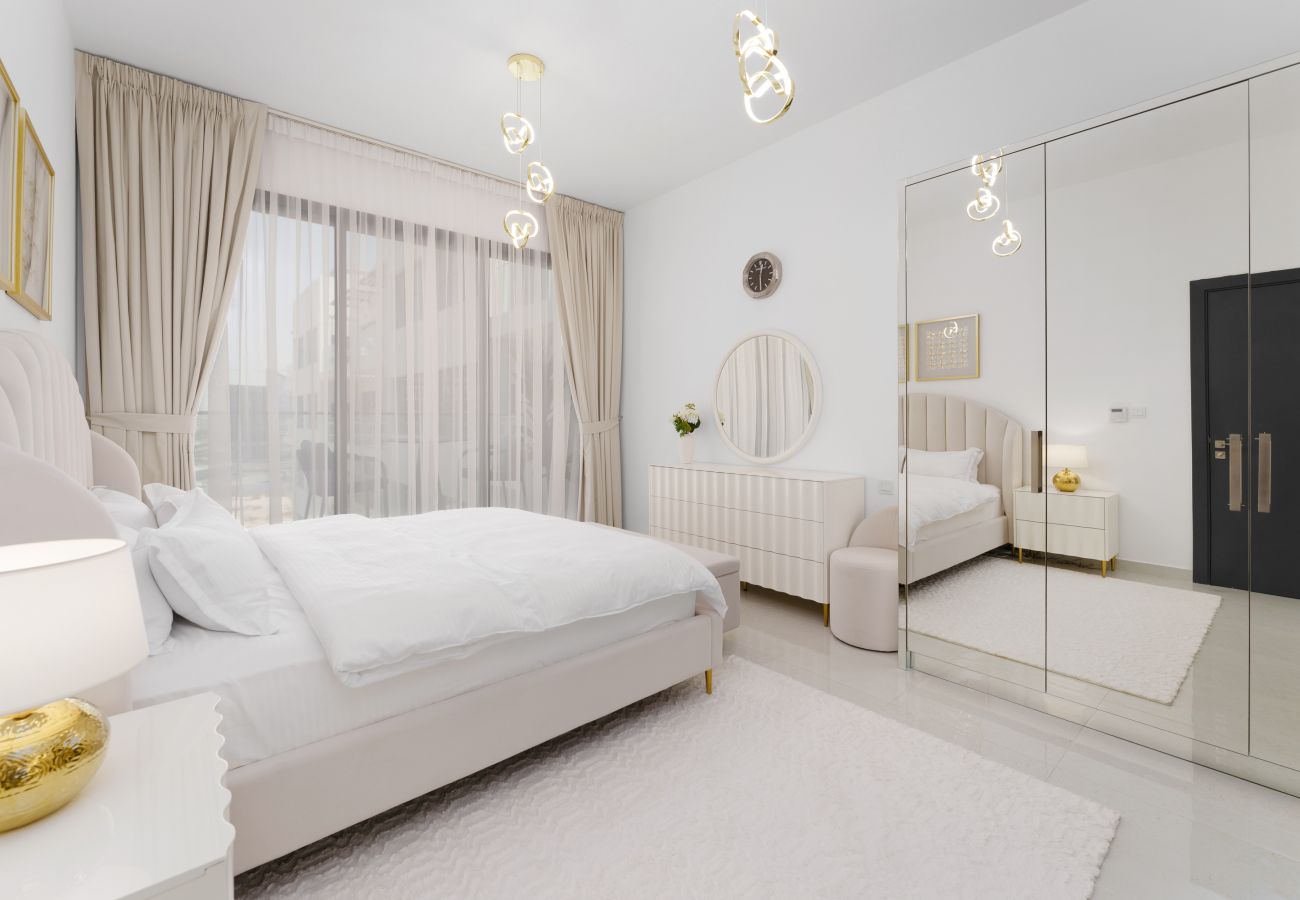 Apartment in Dubai - Tranquil Escape w/ Balcony & High-End Facilities