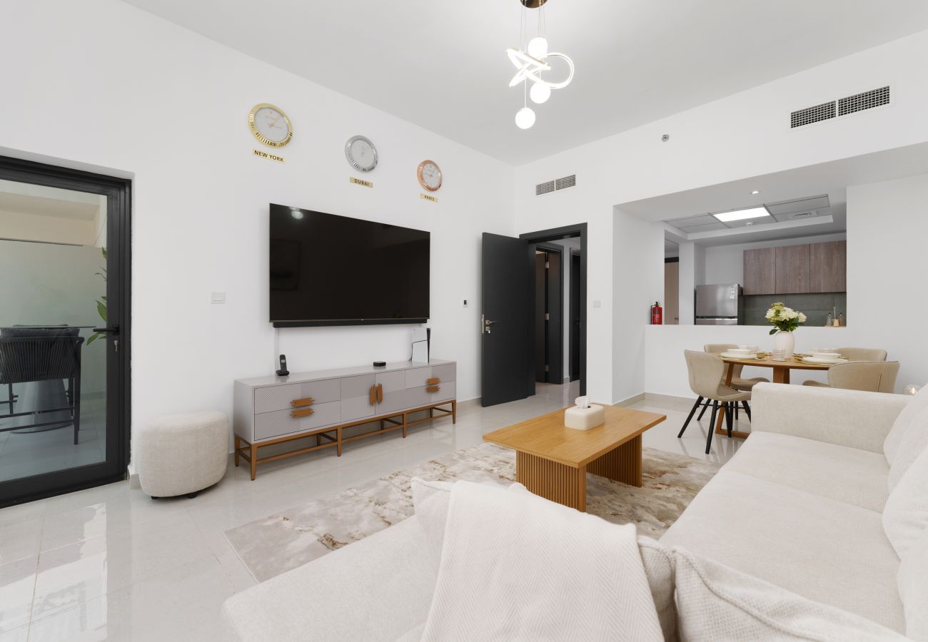 Apartment in Dubai - Tranquil Escape w/ Balcony & High-End Facilities