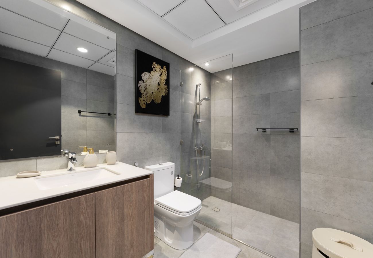 Apartment in Dubai - Tranquil Escape w/ Balcony & High-End Facilities