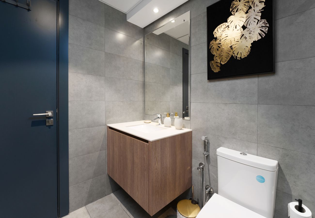 Apartment in Dubai - Tranquil Escape w/ Balcony & High-End Facilities