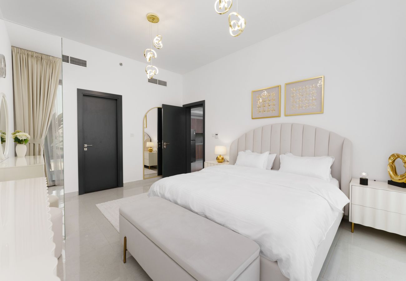 Apartment in Dubai - Tranquil Escape w/ Balcony & High-End Facilities