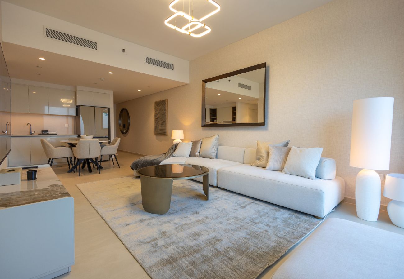 Elevate your stay in our urban and modern holiday rental just steps away from Burj Khalifa in Downtown Dubai. Discover sophistication – learn more and