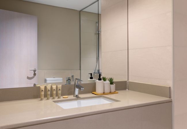 Apartment in Abu Dhabi - Modern Hideaway w/ Canal Views on Yas Island Apartment in Abu Dhabi - Modern Hideaway w/ Canal Views on Yas Island