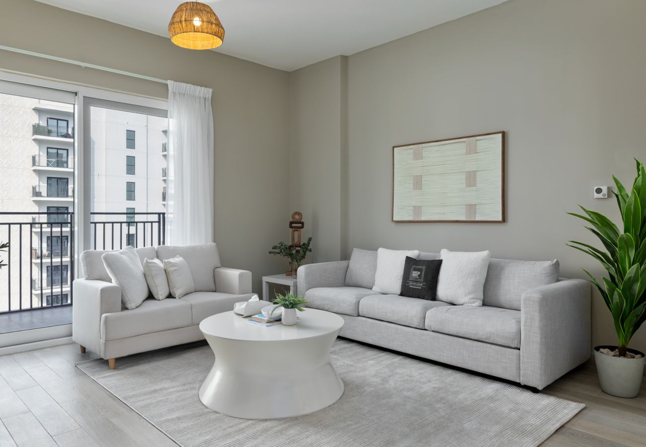 Discover the allure of Yas Island with our modern holiday rental hideaway featuring a canal views. Close to main attractions in Abu Dhabi. Call us now