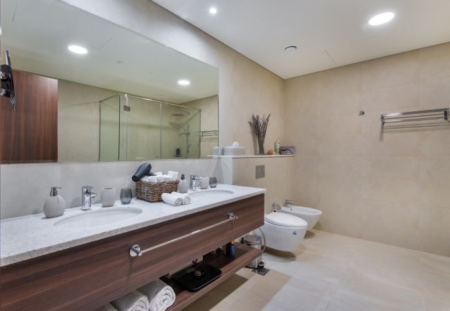 Apartment in Dubai - Chic Coastal Escape w/ Open Sea Vws on Palm Entry  Apartment in Dubai - Chic Coastal Escape w/ Open Sea Vws on Palm Entry