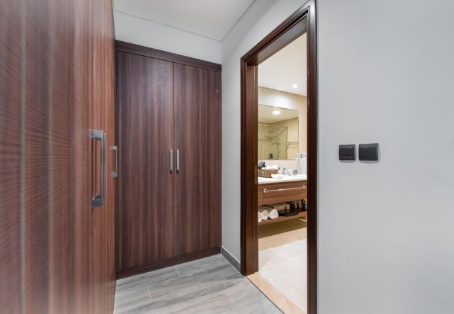 Apartment in Dubai - Chic Coastal Escape w/ Open Sea Vws on Palm Entry  Apartment in Dubai - Chic Coastal Escape w/ Open Sea Vws on Palm Entry