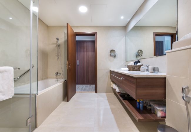 Apartment in Dubai - Chic Coastal Escape w/ Open Sea Vws on Palm Entry  Apartment in Dubai - Chic Coastal Escape w/ Open Sea Vws on Palm Entry