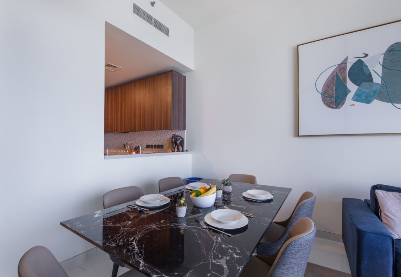 Apartment in Dubai - Chic Coastal Escape w/ Open Sea Vws on Palm Entry 