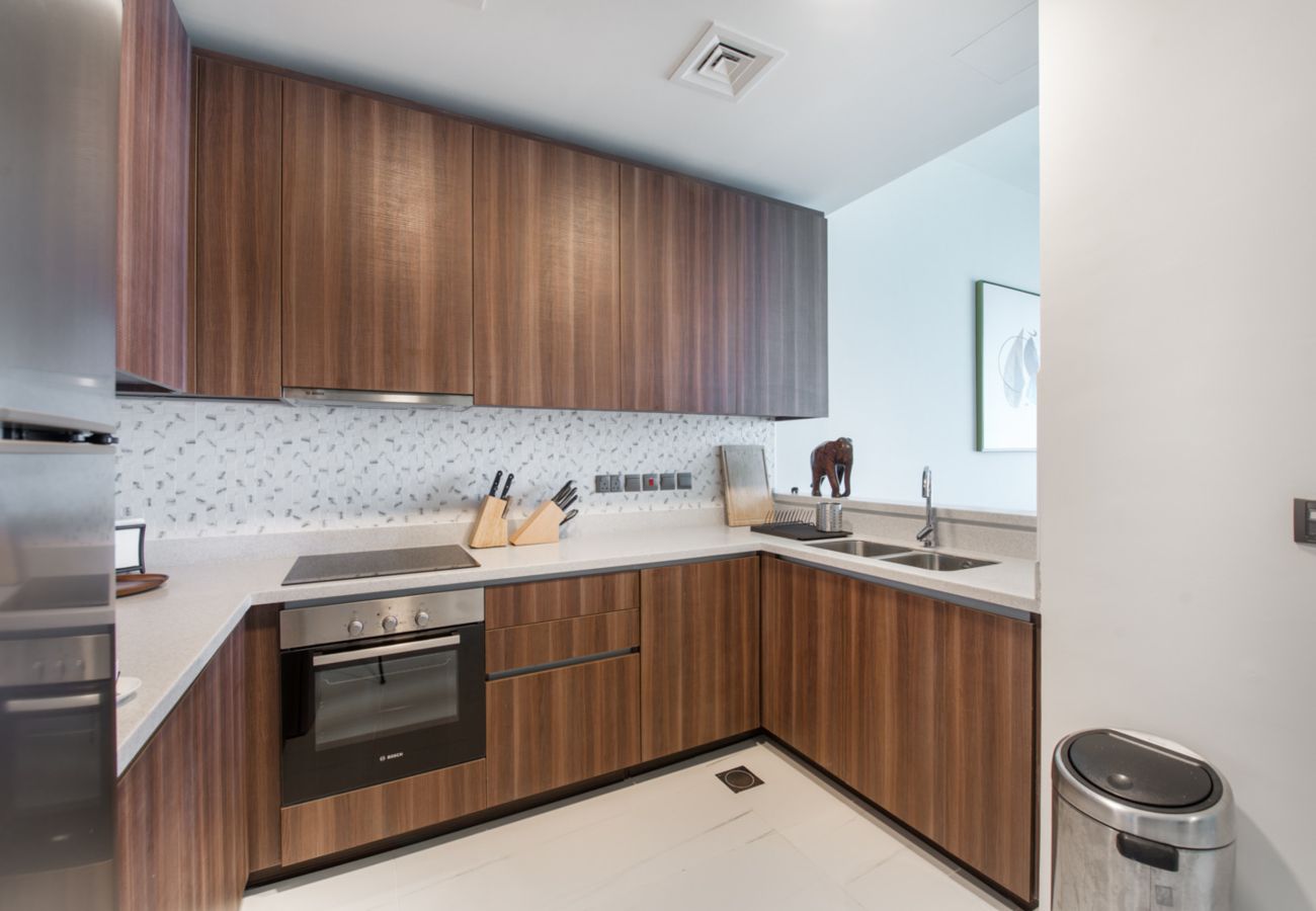 Apartment in Dubai - Chic Coastal Escape w/ Open Sea Vws on Palm Entry 