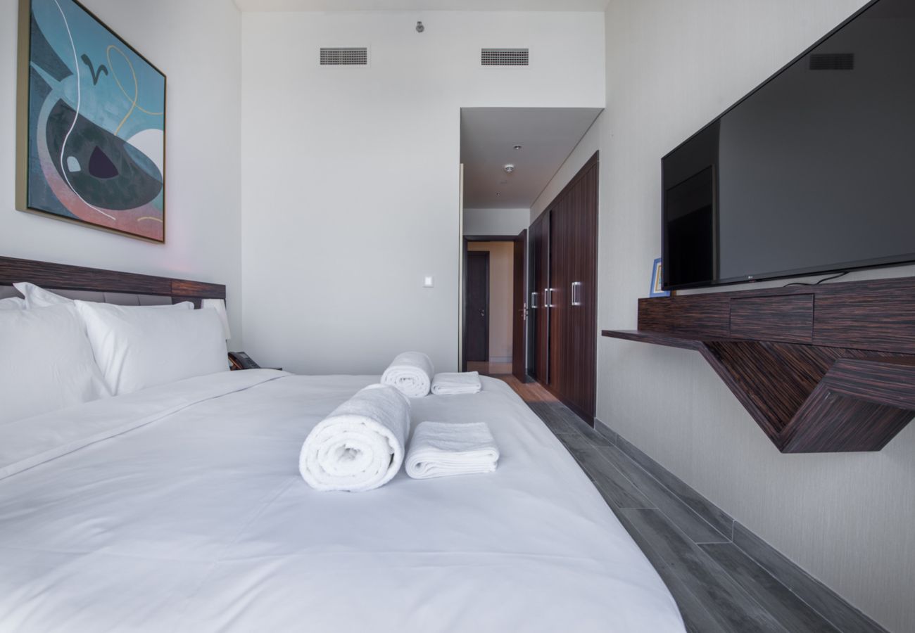 Apartment in Dubai - Chic Coastal Escape w/ Open Sea Vws on Palm Entry 