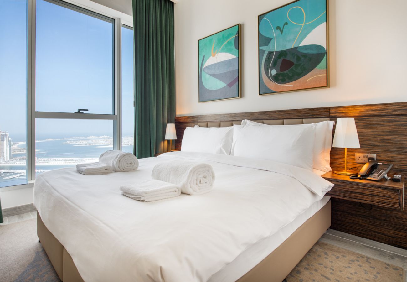 Apartment in Dubai - Chic Coastal Escape w/ Open Sea Vws on Palm Entry 