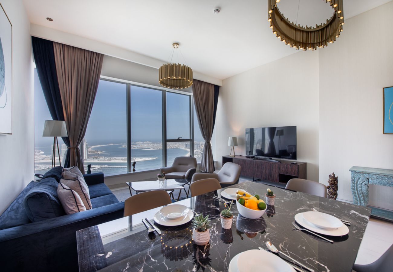 Apartment in Dubai - Chic Coastal Escape w/ Open Sea Vws on Palm Entry 