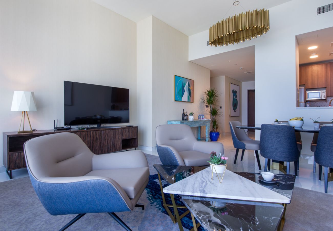 Apartment in Dubai - Chic Coastal Escape w/ Open Sea Vws on Palm Entry 