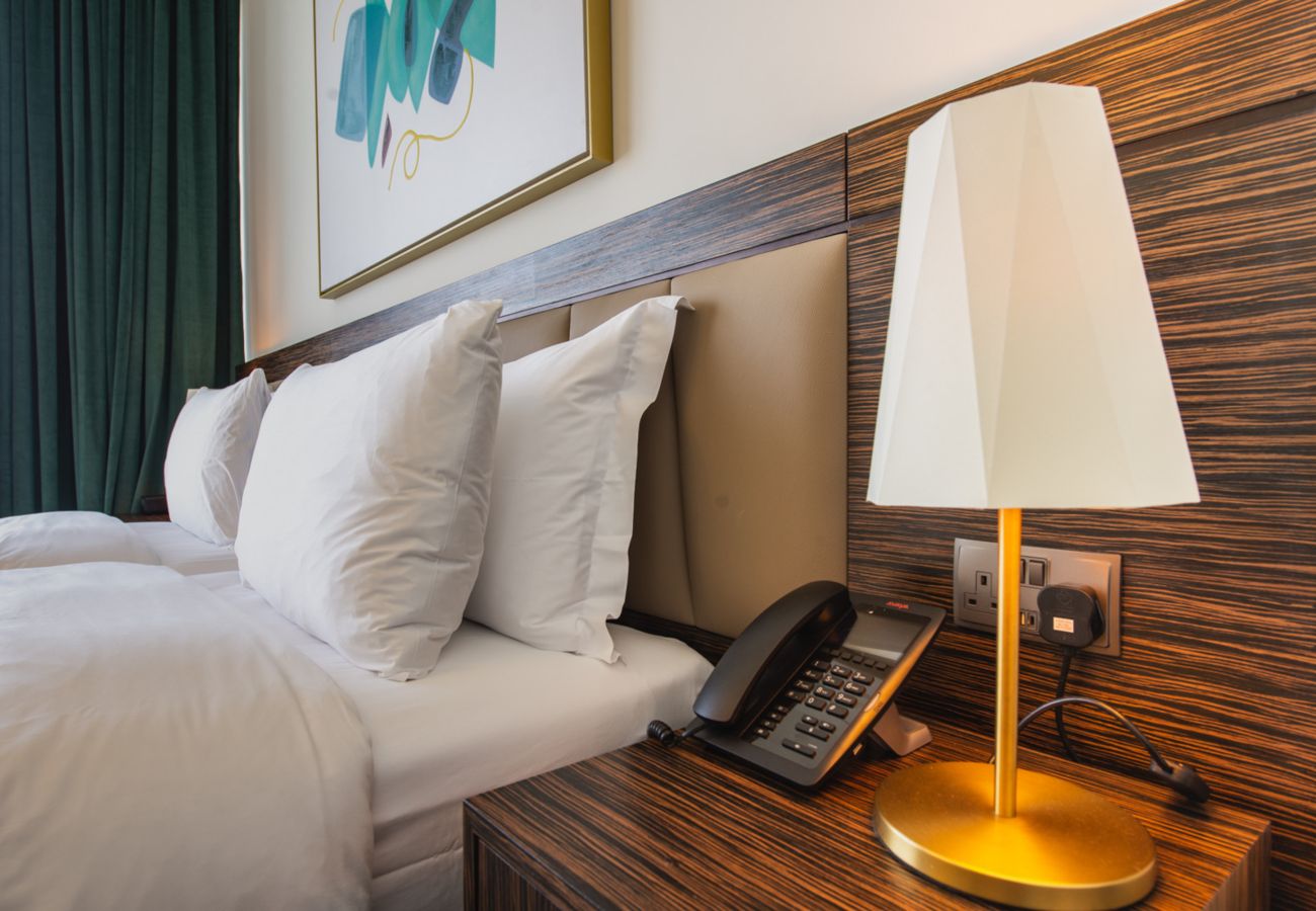 Apartment in Dubai - Chic Coastal Escape w/ Open Sea Vws on Palm Entry 