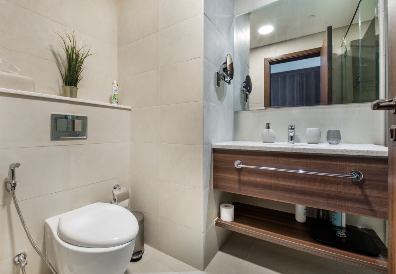 Apartment in Dubai - Chic Coastal Escape w/ Open Sea Vws on Palm Entry 