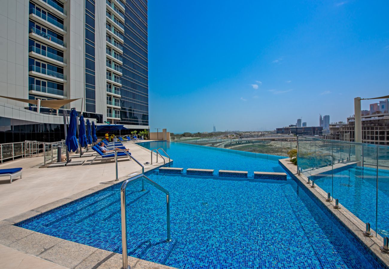Apartment in Dubai - Chic Coastal Escape w/ Open Sea Vws on Palm Entry 