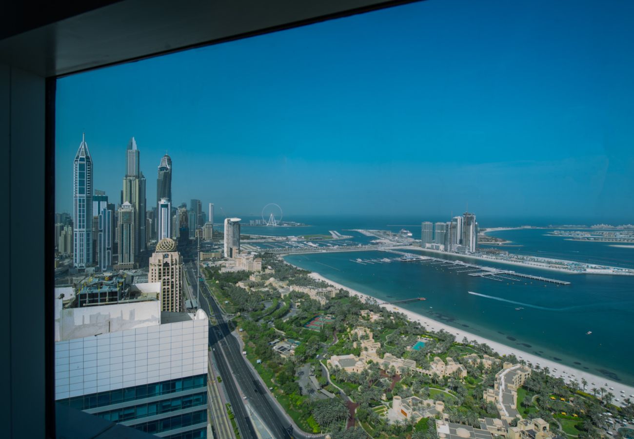 Apartment in Dubai - Chic Coastal Escape w/ Open Sea Vws on Palm Entry 