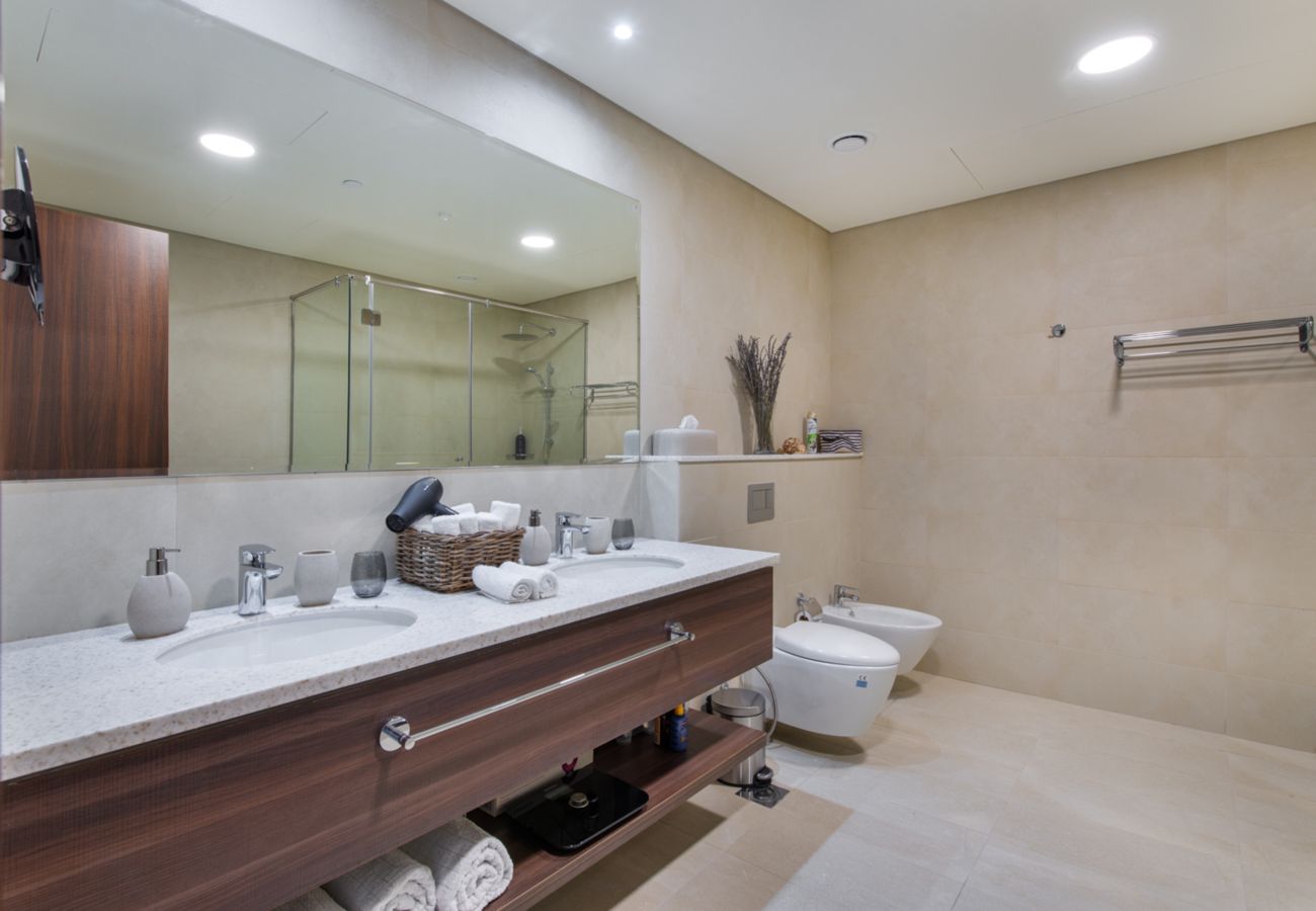 Apartment in Dubai - Chic Coastal Escape w/ Open Sea Vws on Palm Entry 
