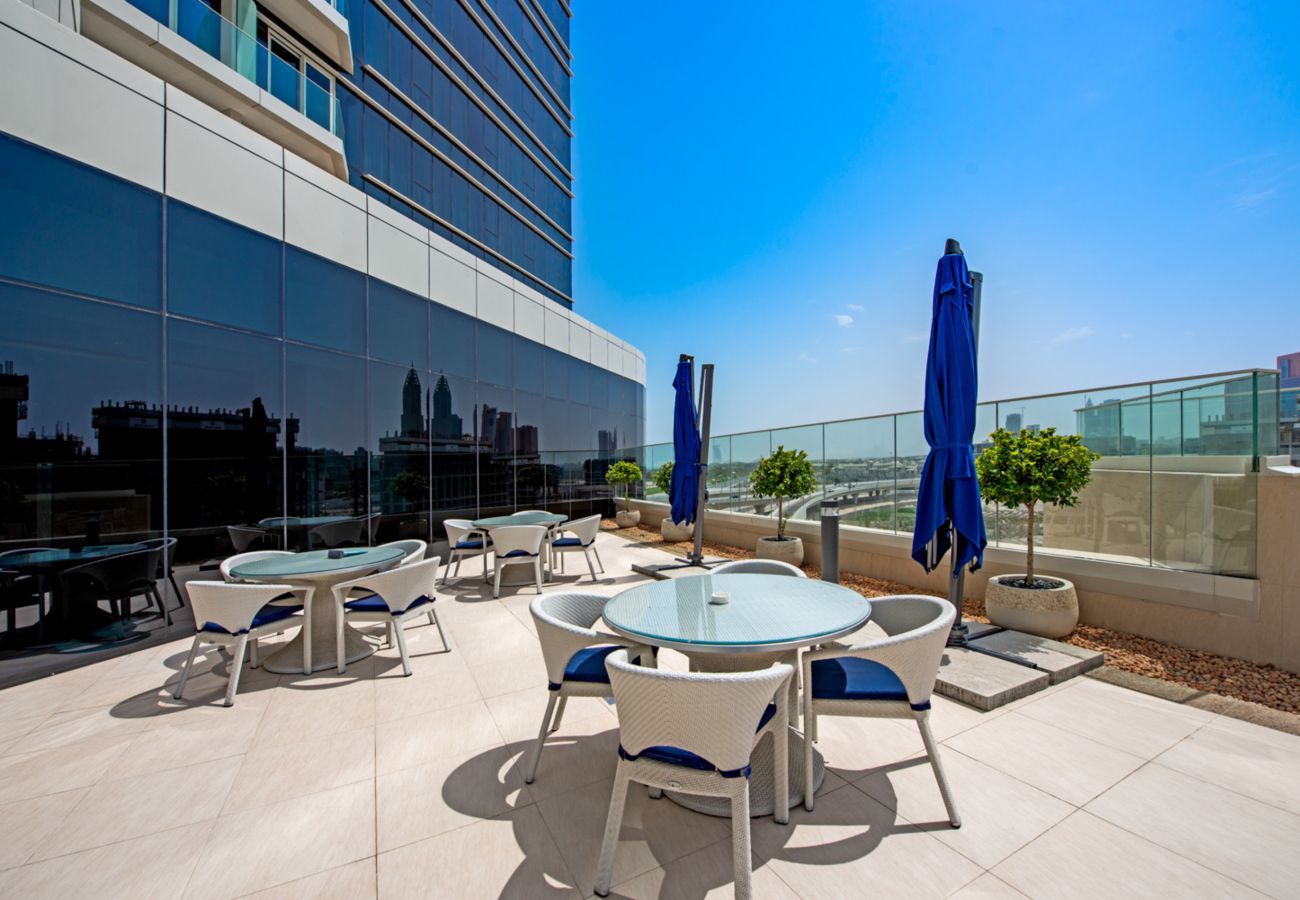 Apartment in Dubai - Chic Coastal Escape w/ Open Sea Vws on Palm Entry 