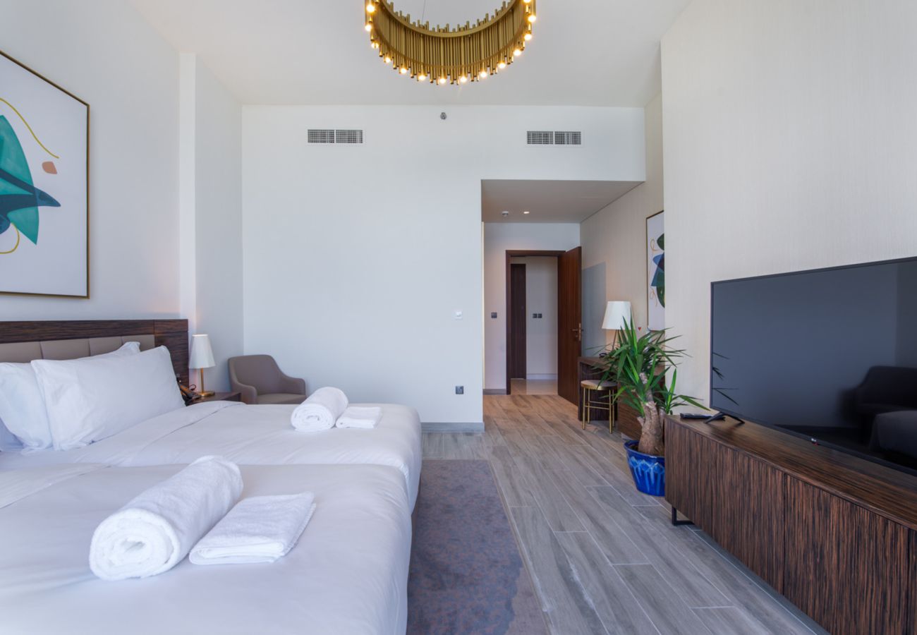 Apartment in Dubai - Chic Coastal Escape w/ Open Sea Vws on Palm Entry 