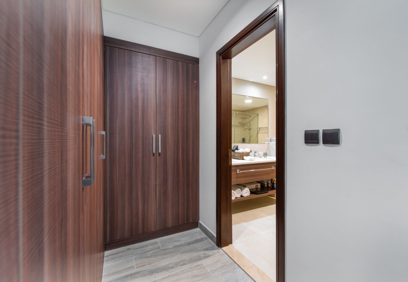 Apartment in Dubai - Chic Coastal Escape w/ Open Sea Vws on Palm Entry 