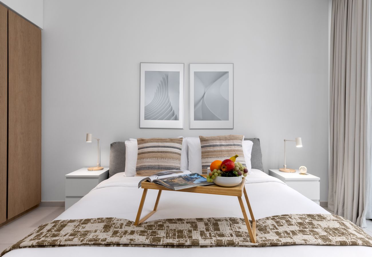 Apartment in Dubai - Sky-High Panoramic Apt w/ Iconic Burj Khalifa Vws  
