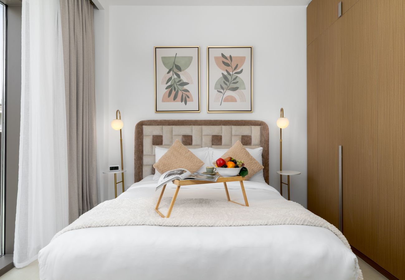 Apartment in Dubai - Charming Urban Escape w/ Resort-Style Facilities 
