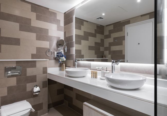 Apartment in Dubai - Elegant Palm Retreat w/ Iconic Sea & Marina Vws  Apartment in Dubai - Elegant Palm Retreat w/ Iconic Sea & Marina Vws