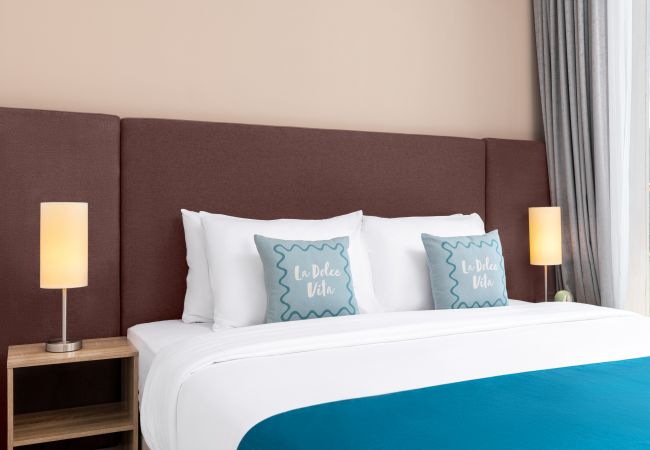 Apartment in Dubai - Elegant Palm Retreat w/ Iconic Sea & Marina Vws  Apartment in Dubai - Elegant Palm Retreat w/ Iconic Sea & Marina Vws